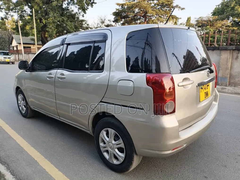Toyota Raum 2005 Silver