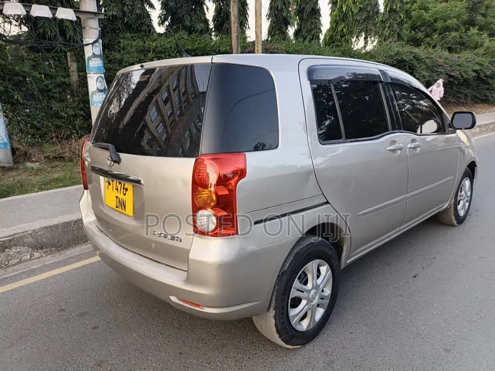 Toyota Raum 2005 Silver