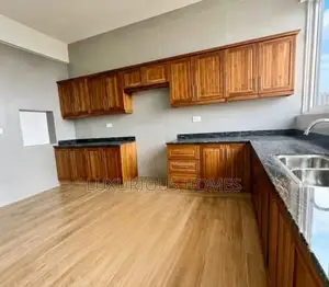 5bdrm Penthouse in Upanga for sale