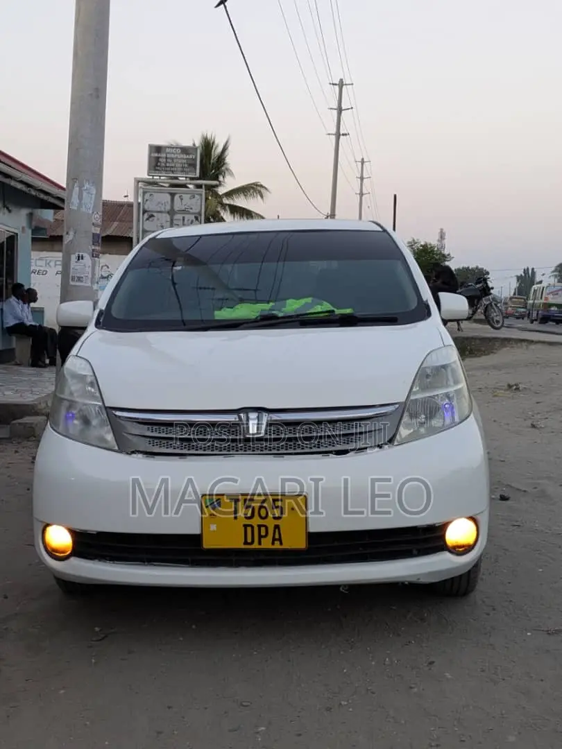 Toyota ISIS 1.8 L 2006 White