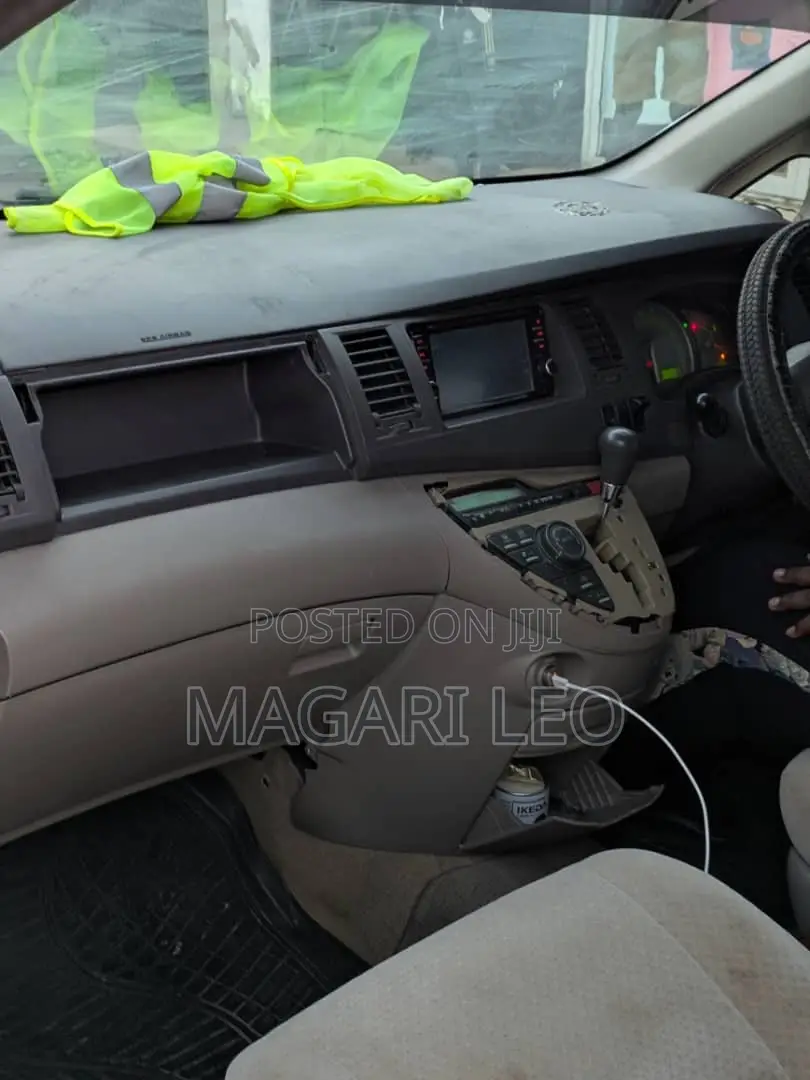 Toyota ISIS 1.8 L 2006 White