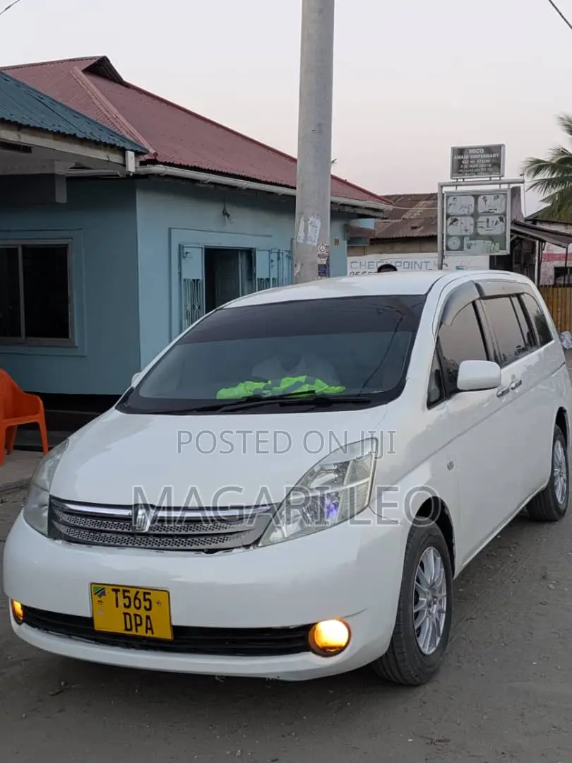 Toyota ISIS 1.8 L 2006 White
