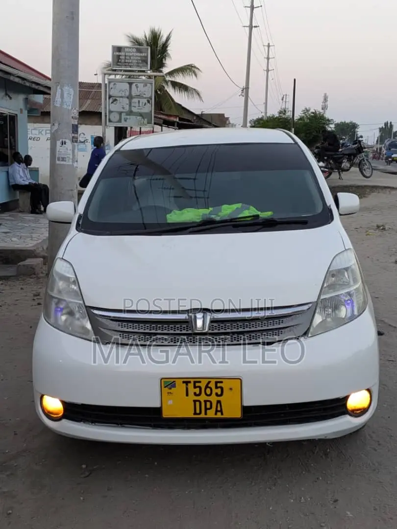 Toyota ISIS 1.8 L 2006 White