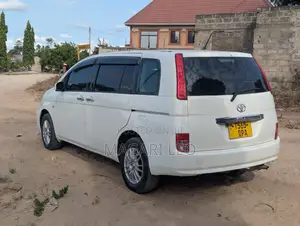 Toyota ISIS 1.8 L 2006 White