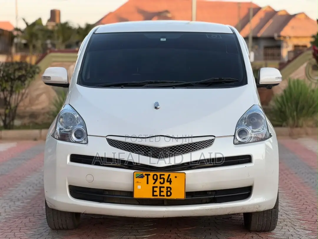 Toyota Ractis 1.3 FWD 2009 White