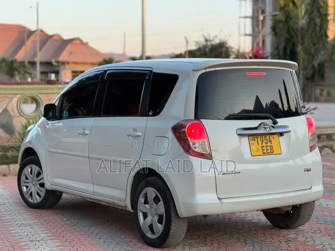 Toyota Ractis 1.3 FWD 2009 White