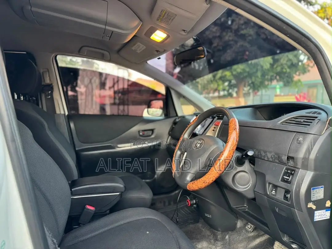 Toyota Ractis 1.3 FWD 2009 White