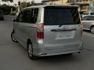 Toyota Noah 2009 Silver