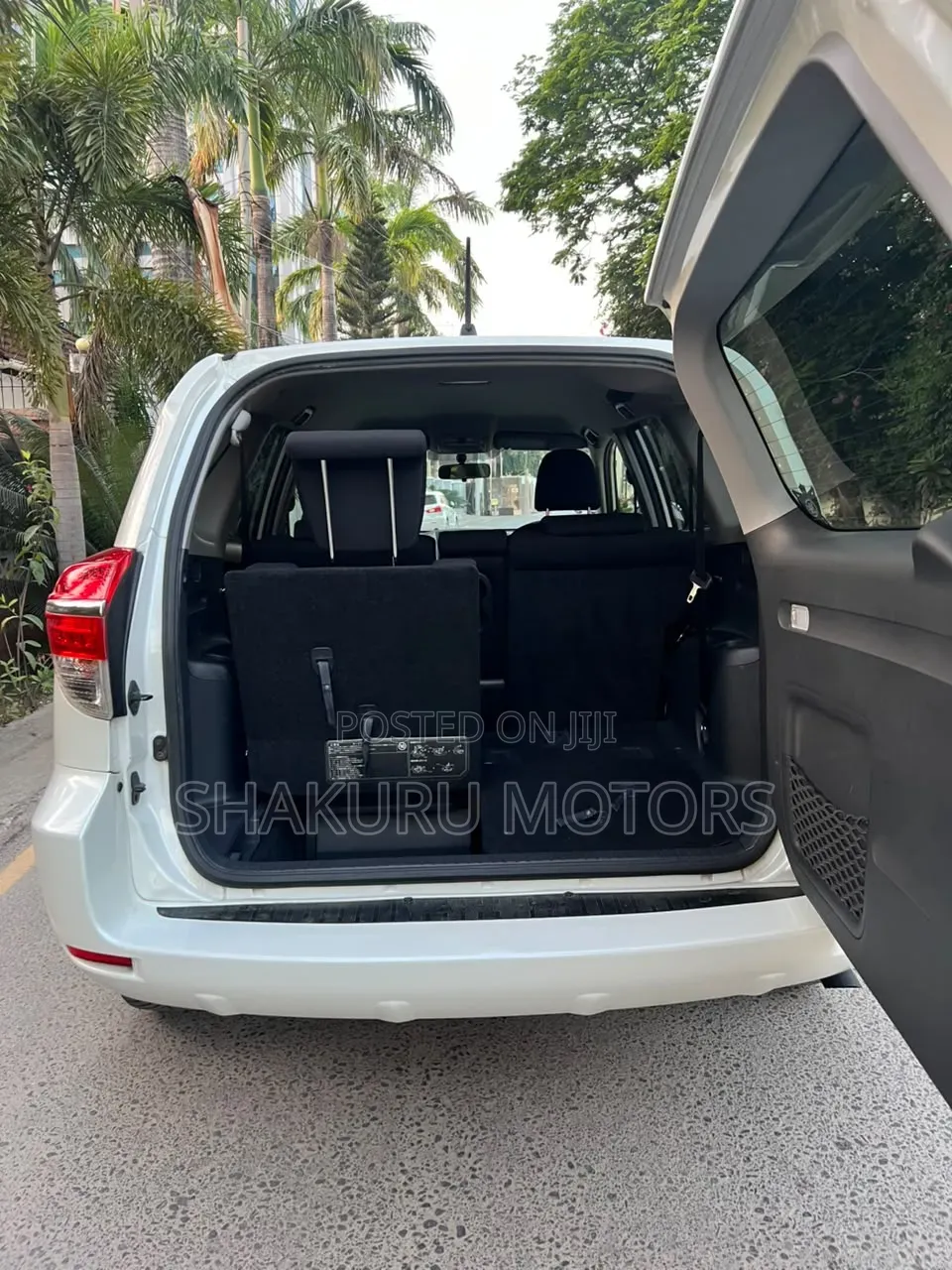 Toyota Vanguard 2012 White