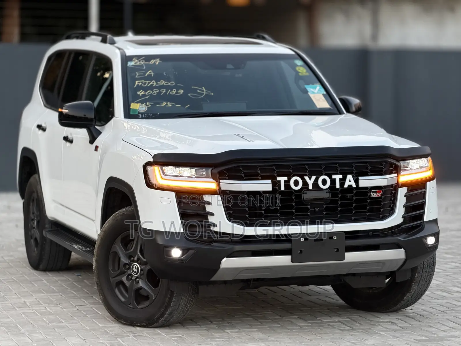 Toyota Land Cruiser LC300 2024 White