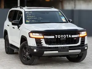 Toyota Land Cruiser LC300 2024 White