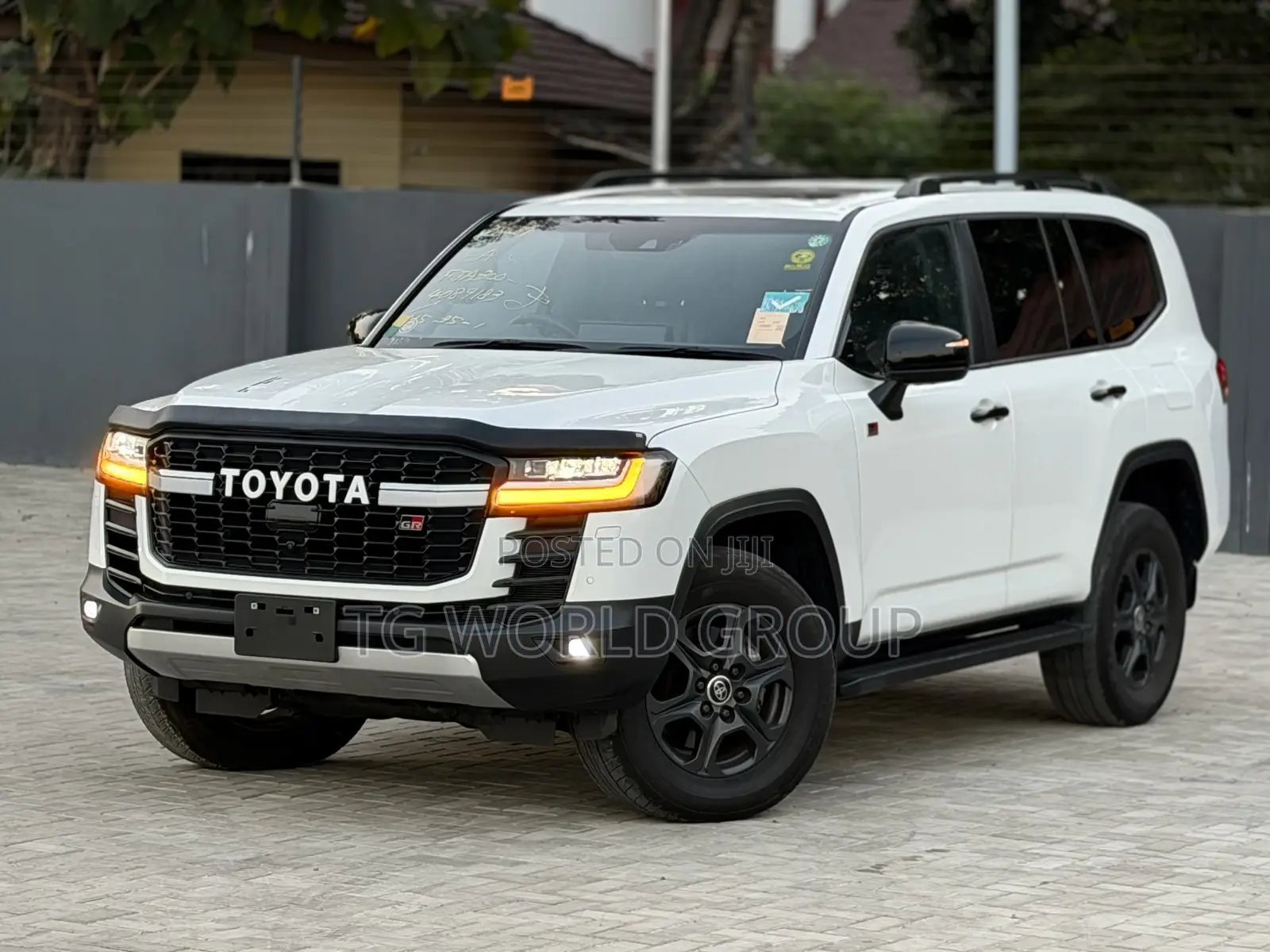 Toyota Land Cruiser LC300 2024 White