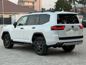 Toyota Land Cruiser LC300 2024 White
