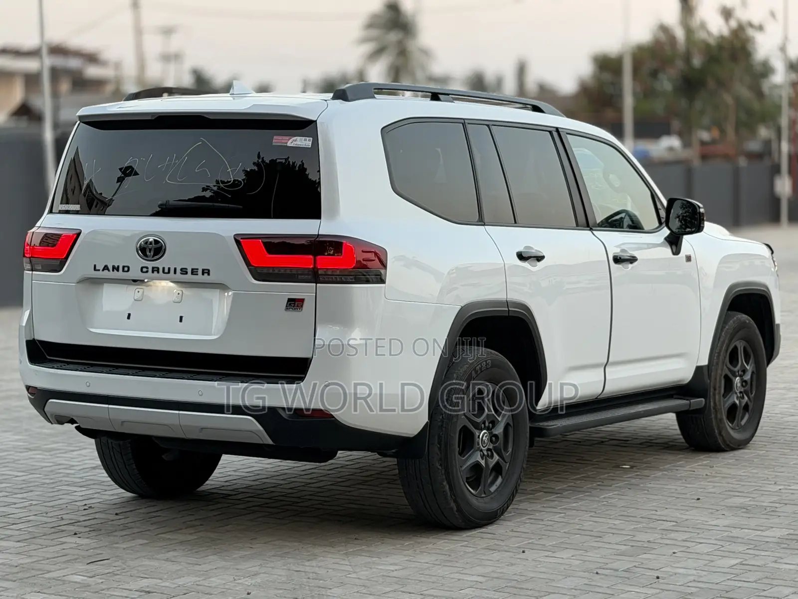 Toyota Land Cruiser LC300 2024 White