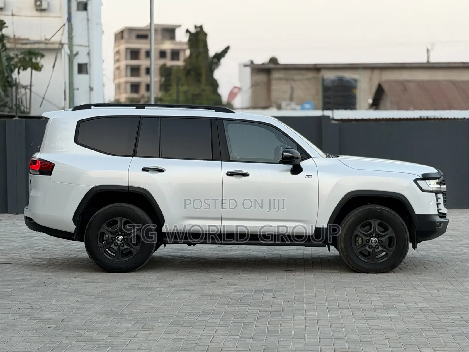 Toyota Land Cruiser LC300 2024 White