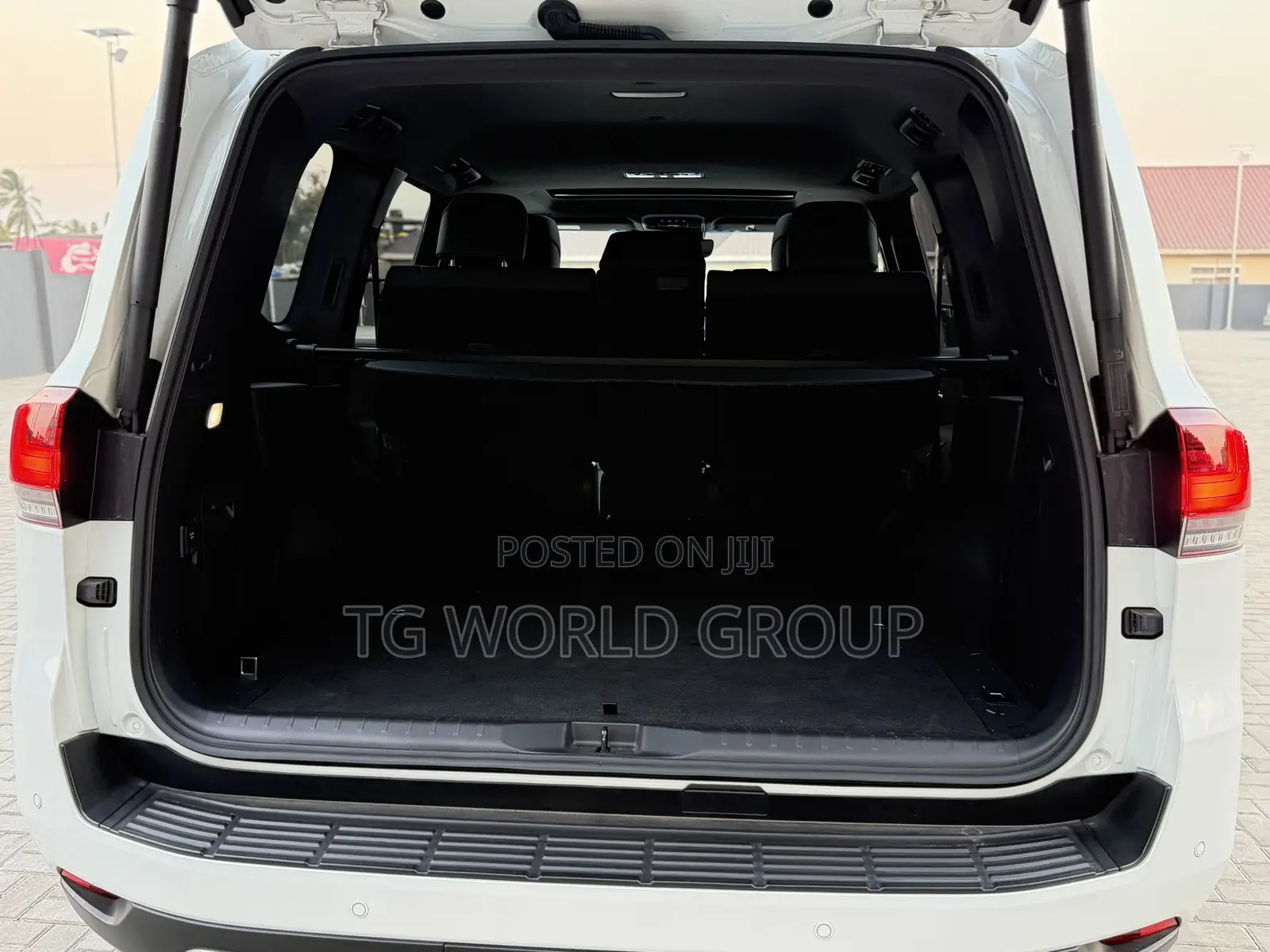 Toyota Land Cruiser LC300 2024 White