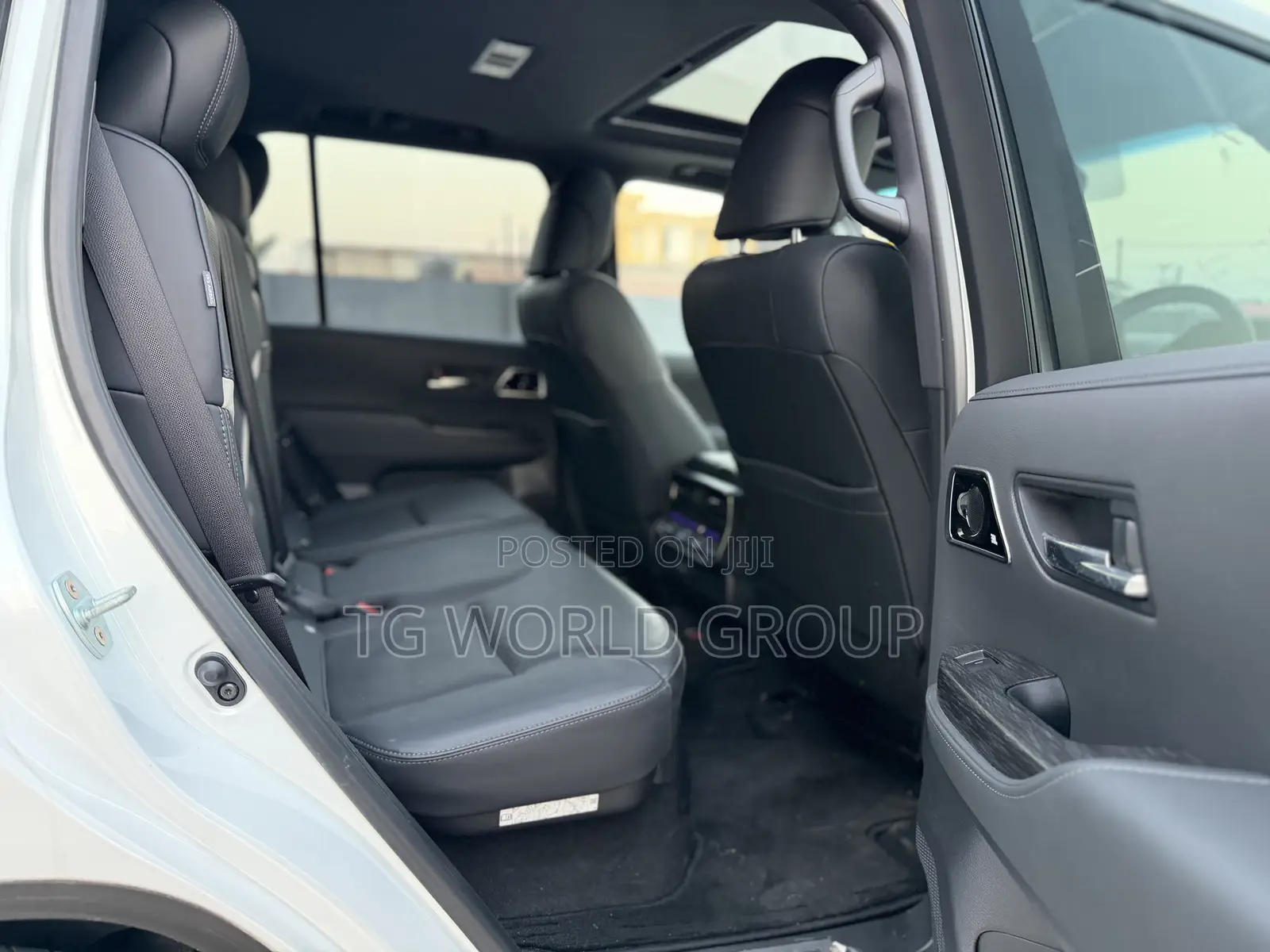 Toyota Land Cruiser LC300 2024 White