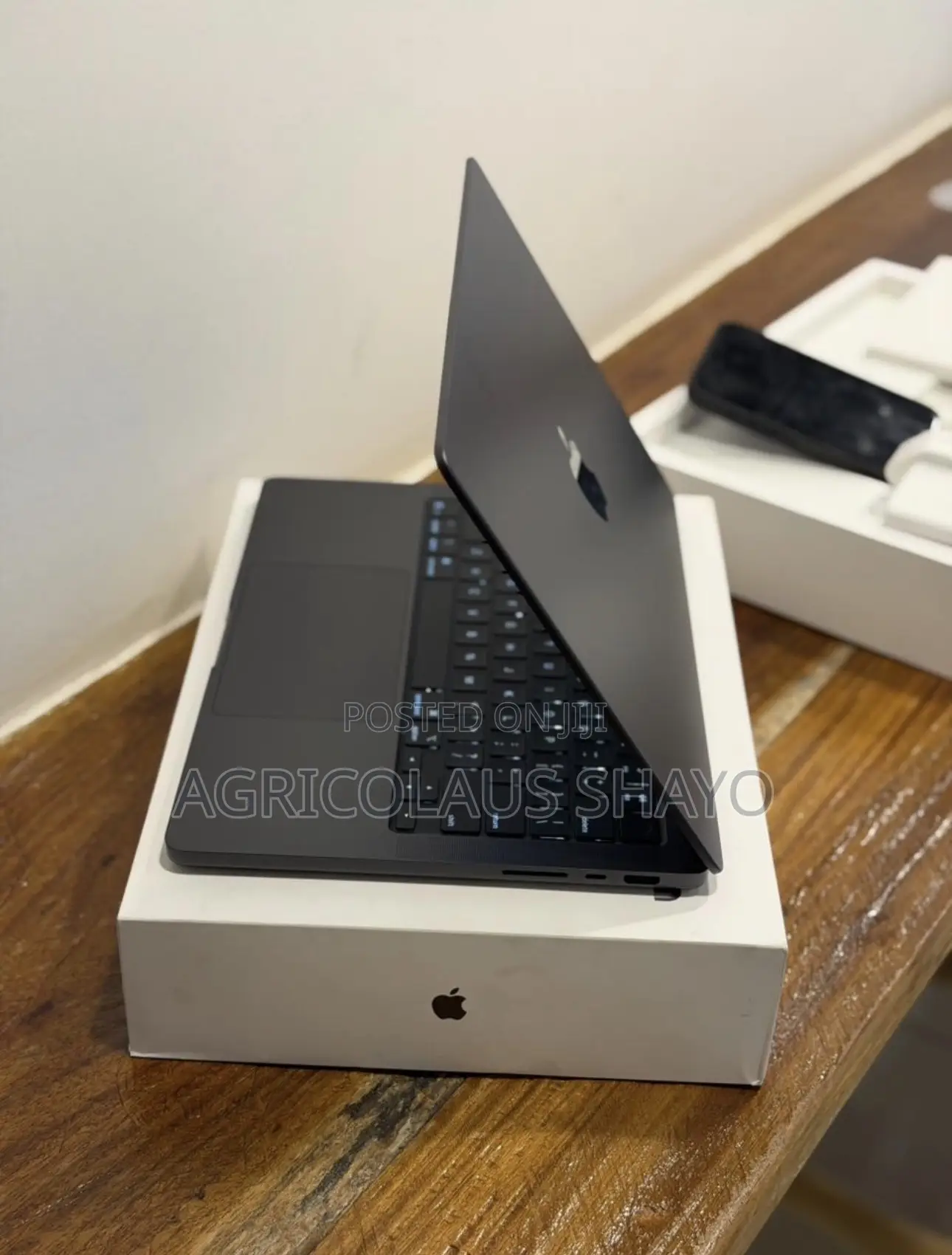 New Laptop Apple MacBook Pro 2025 M5 24GB Apple M5 SSD 1T