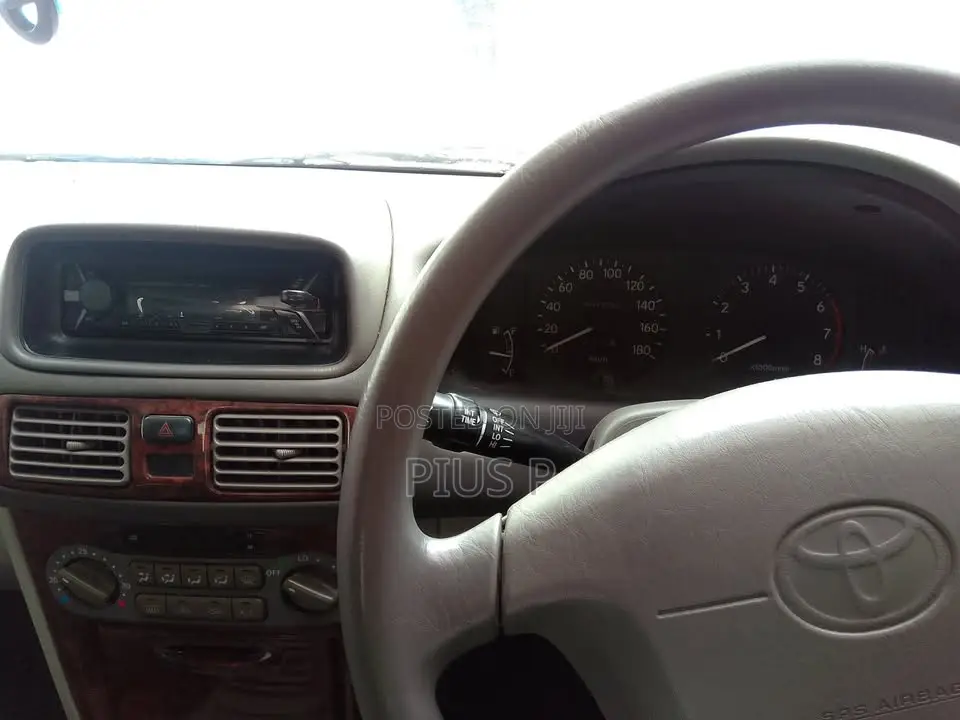 Toyota Corolla 2000 White
