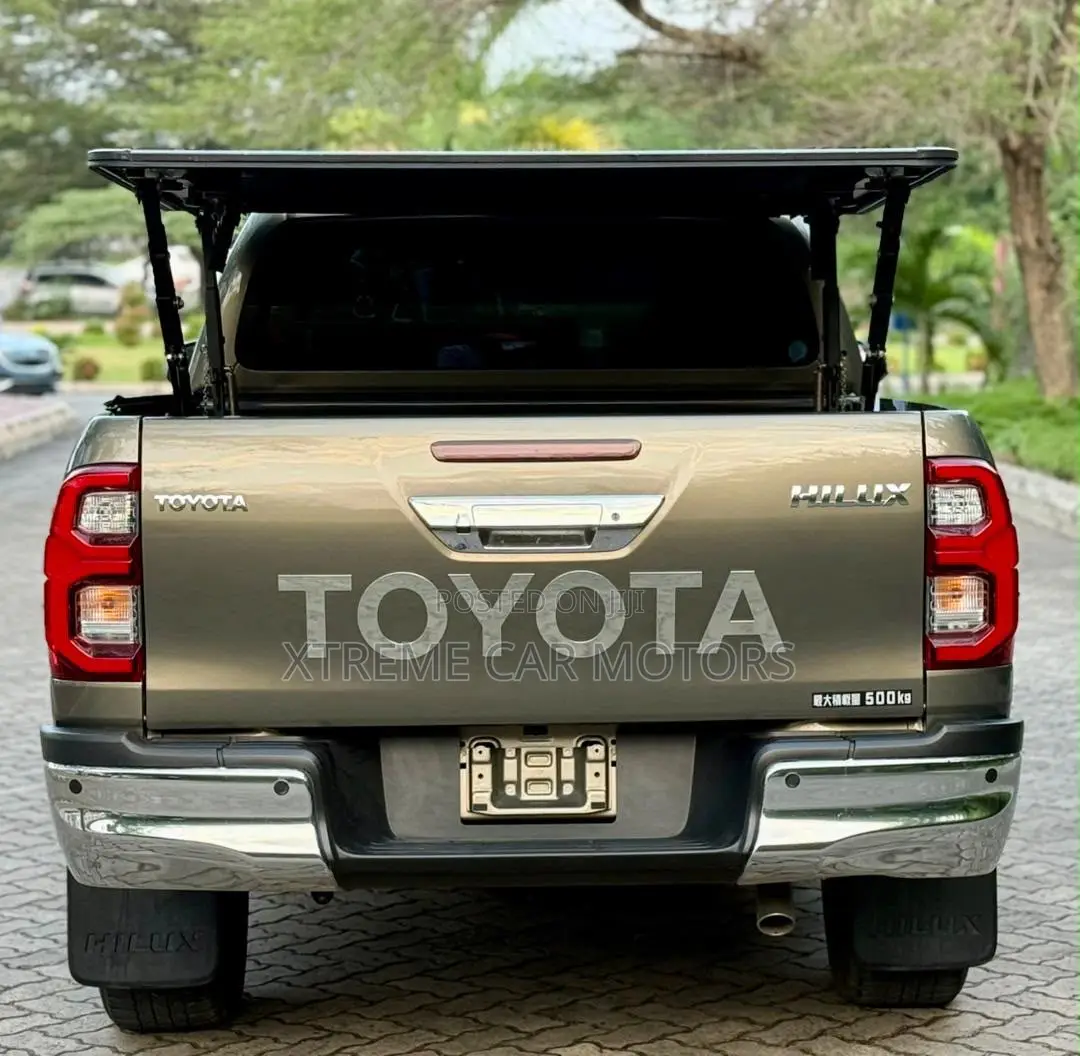 Toyota Hilux 2022 Gray