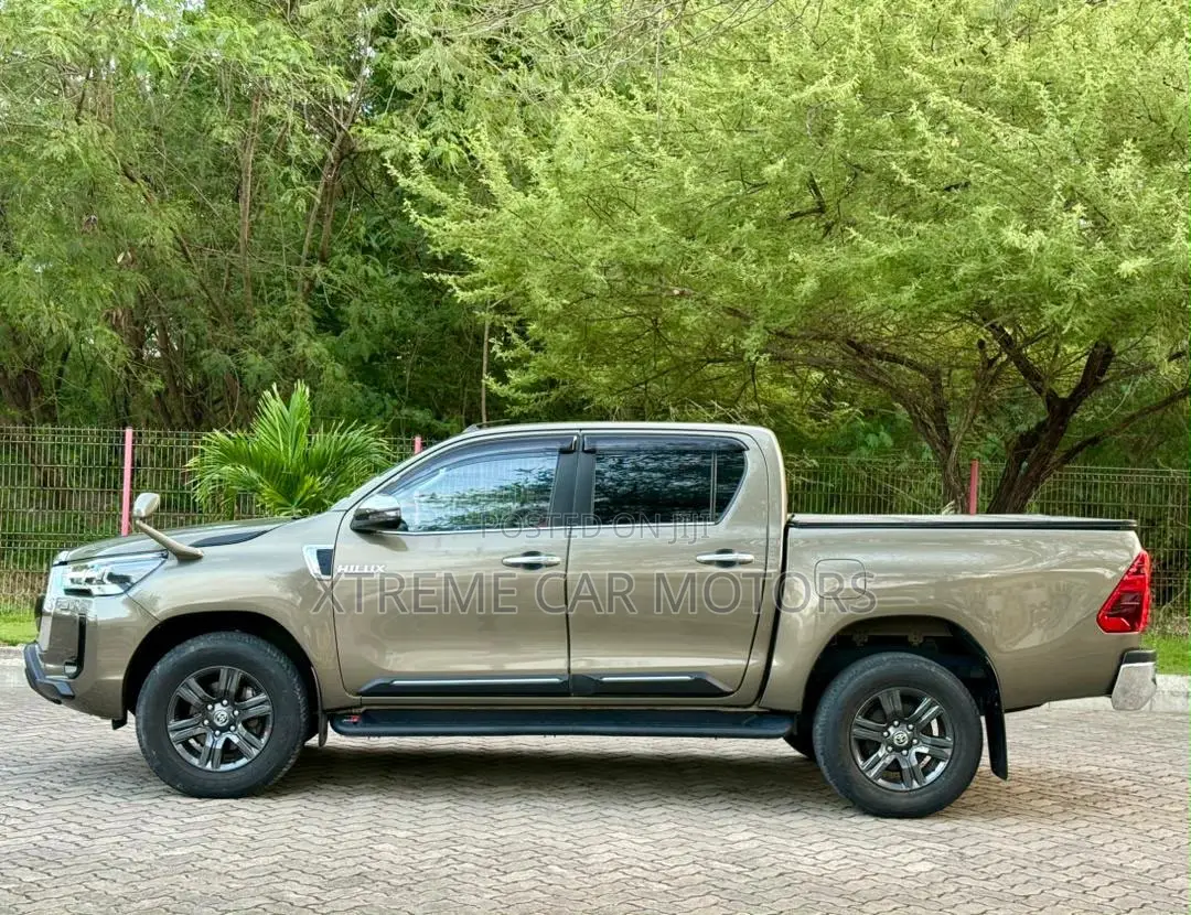 Toyota Hilux 2022 Gray