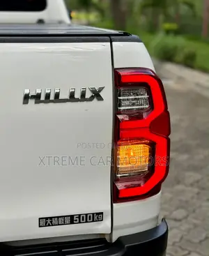 Toyota Hilux 2022 White