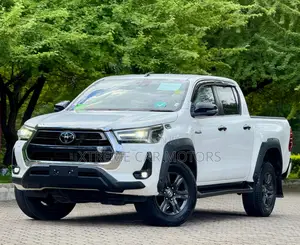 Toyota Hilux 2022 White