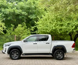 Toyota Hilux 2022 White