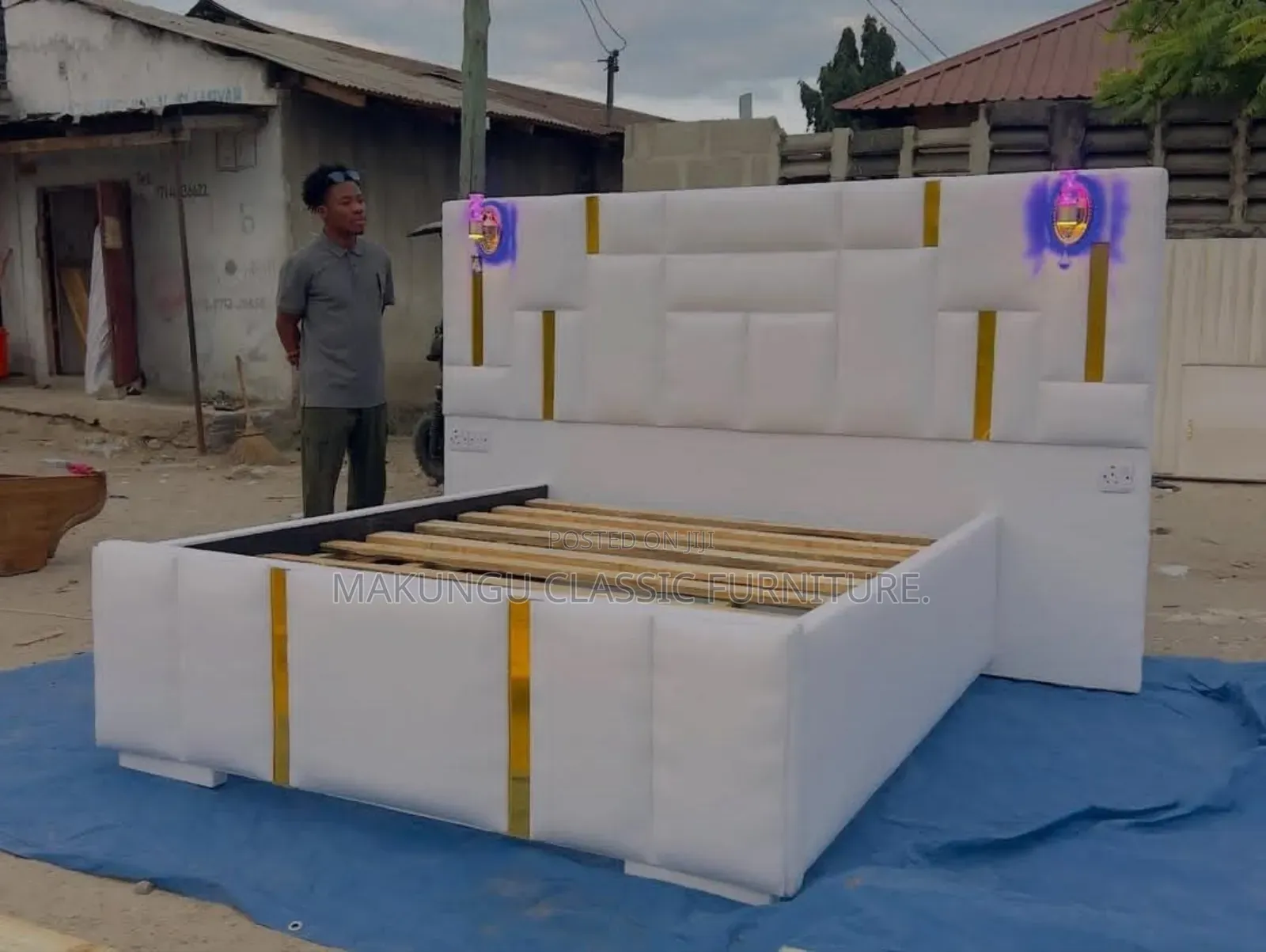 Kitanda Kizuri Sana Cha Bedsofa Na Taa