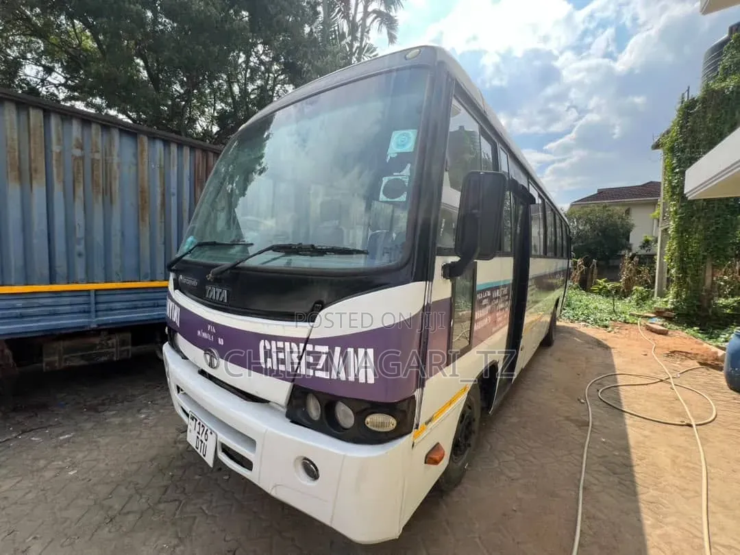 Tata Starbus Ultra Skool 2010 White