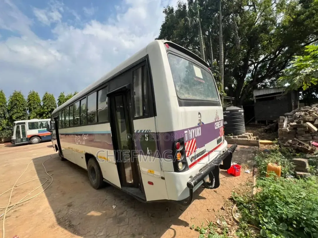 Tata Starbus Ultra Skool 2010 White