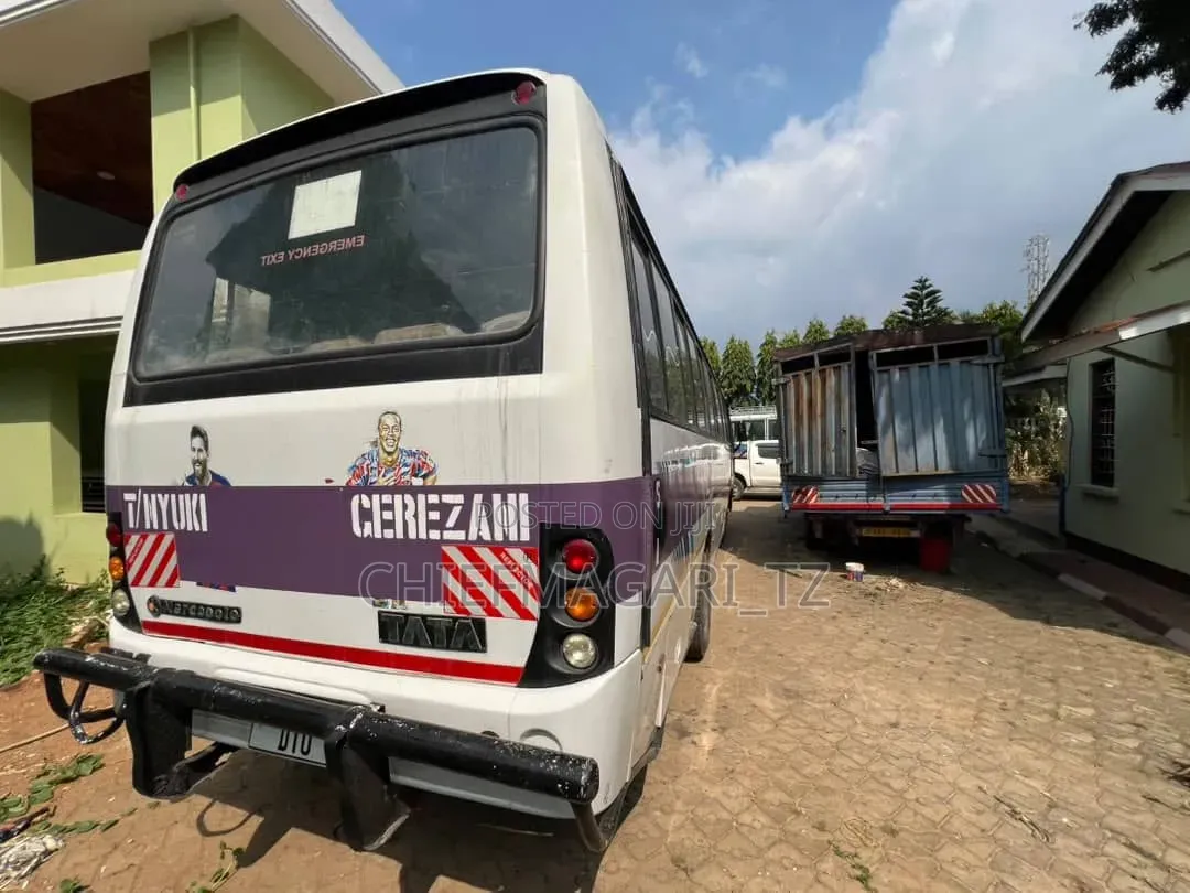 Tata Starbus Ultra Skool 2010 White