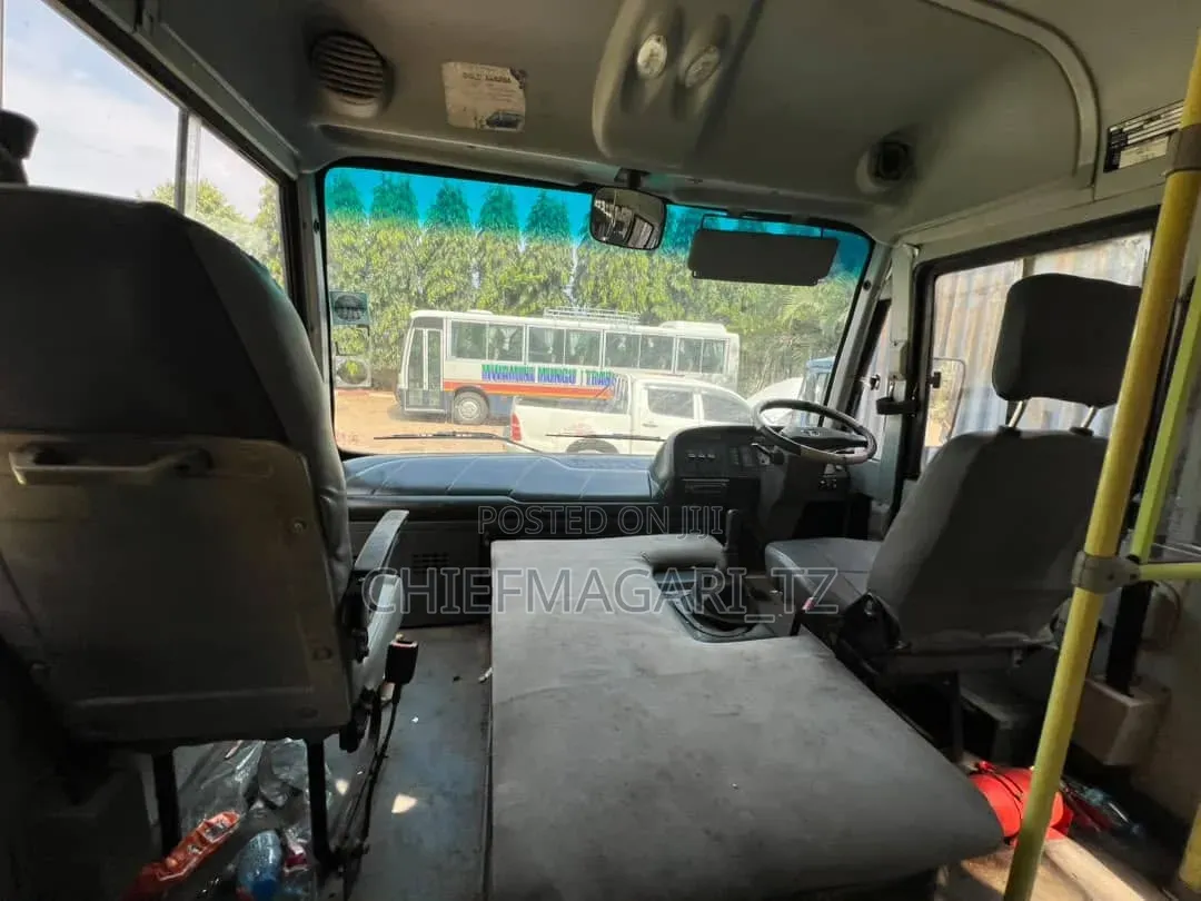 Tata Starbus Ultra Skool 2010 White