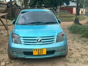 Toyota IST 2005 Green