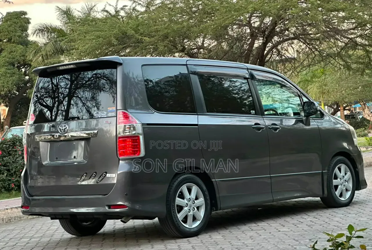 Toyota Noah 2008 Gray
