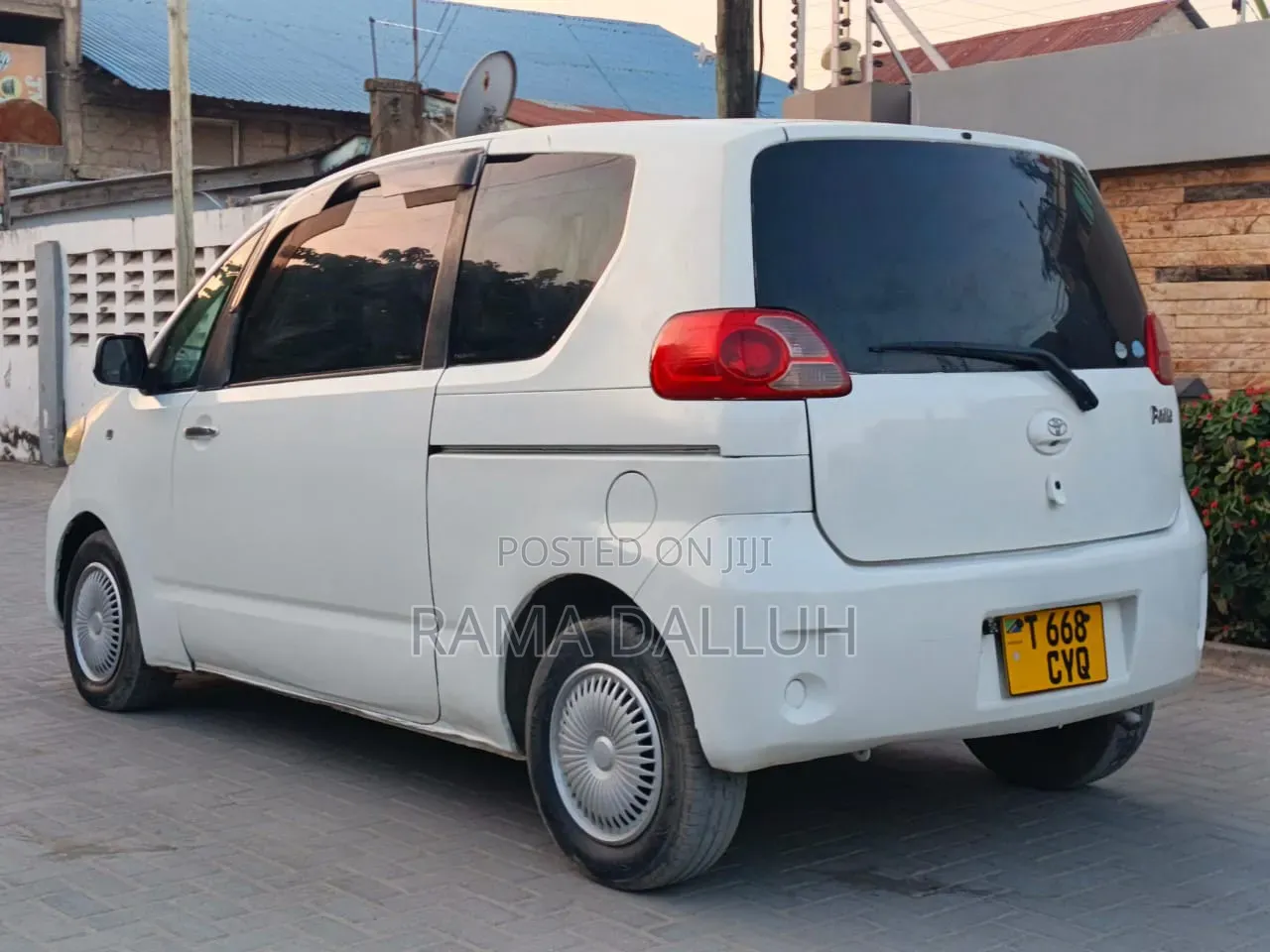 Toyota Porte 2005 White