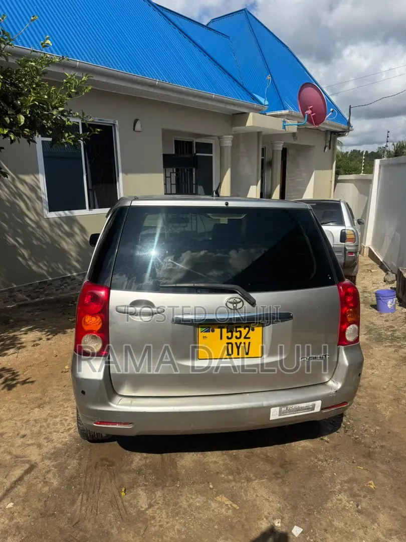 Toyota Raum 2003 Silver