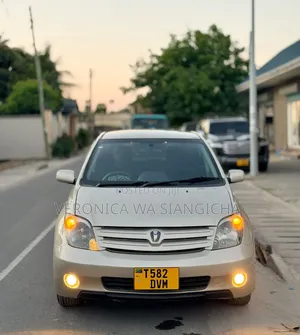 Toyota IST 2003 Gold