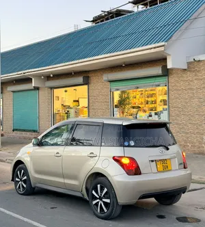 Toyota IST 2003 Gold