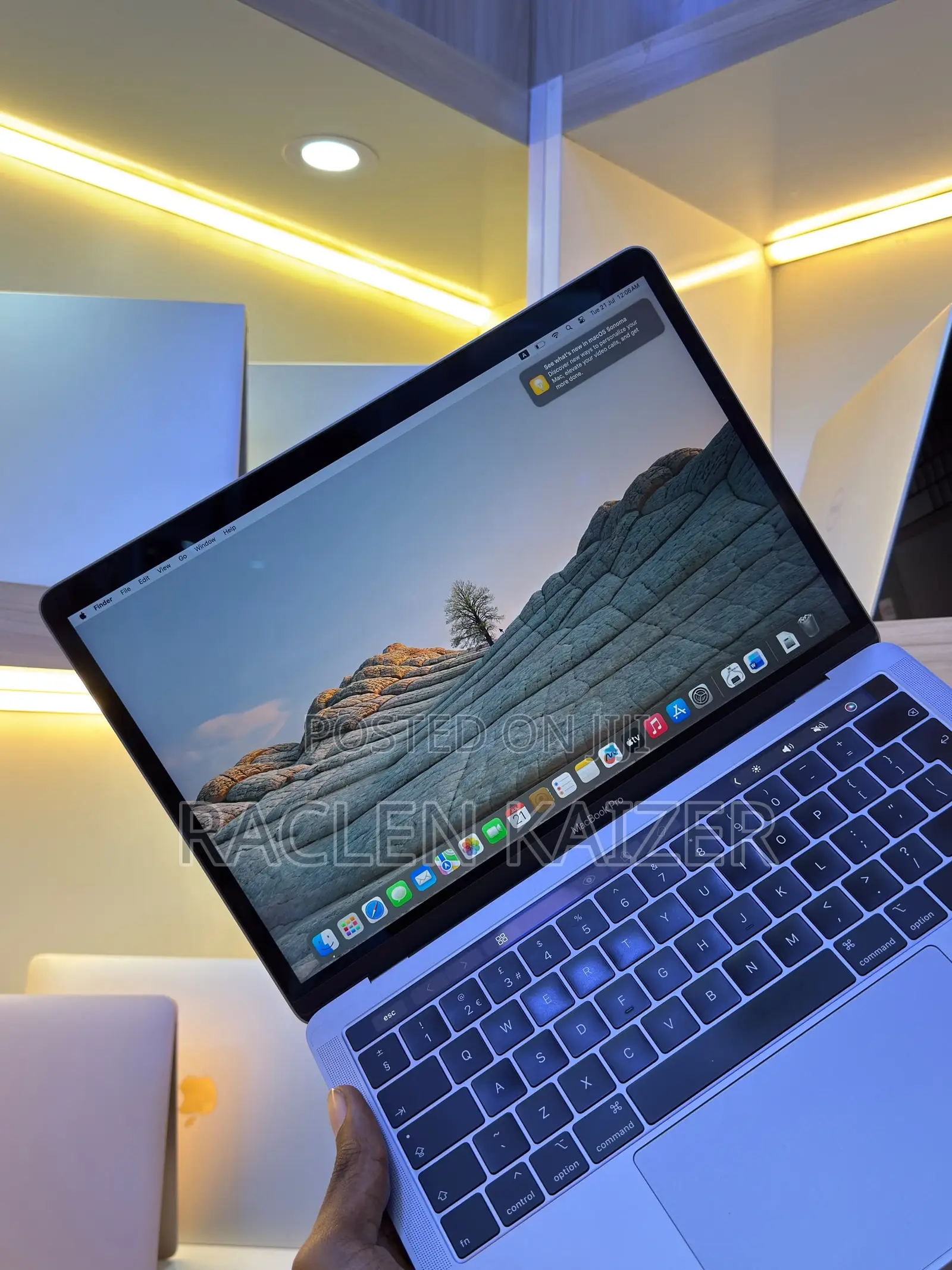New Laptop Apple MacBook Pro 2019 8GB Intel Core i5 SSD 256GB