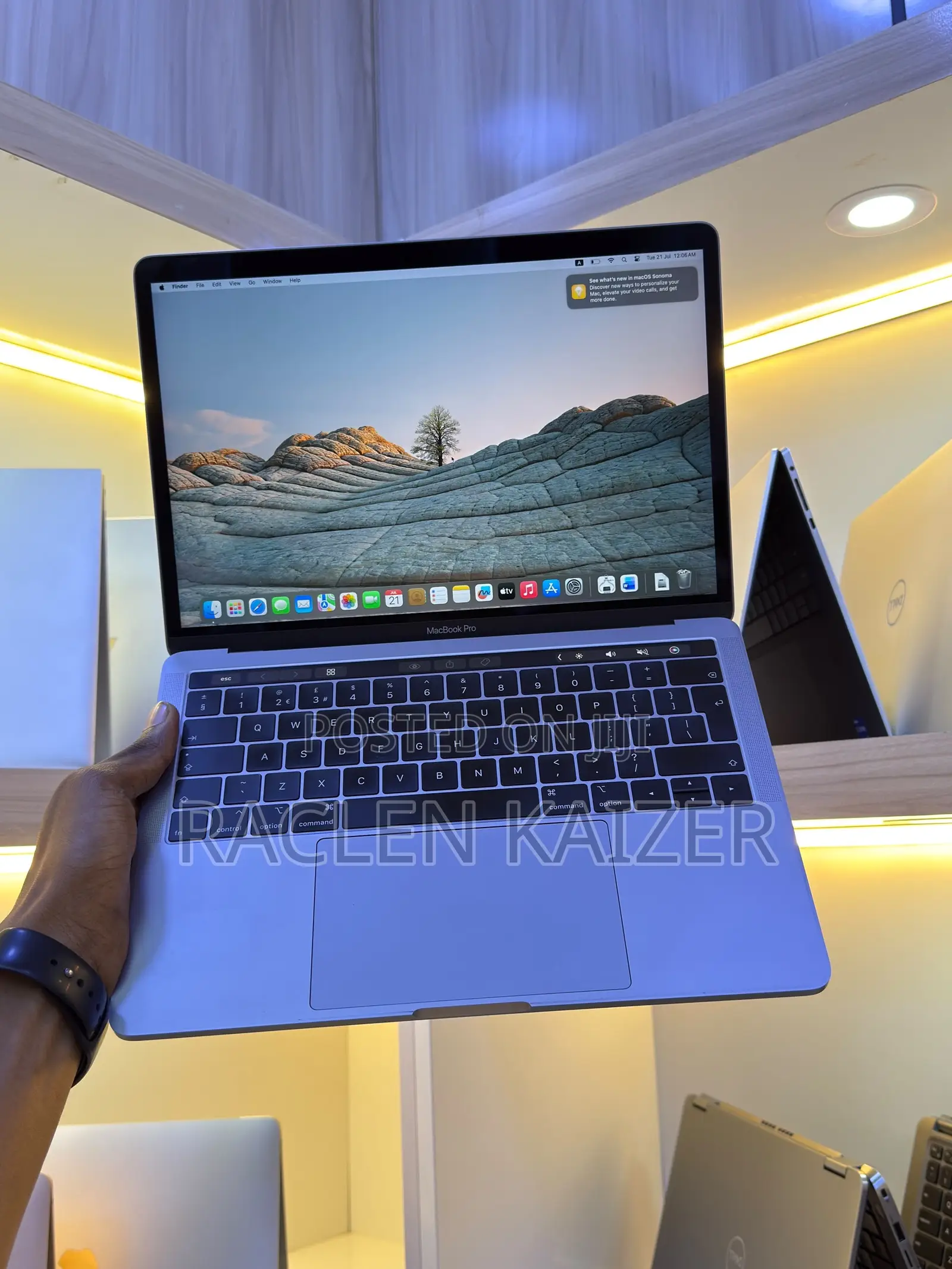 New Laptop Apple MacBook Pro 2019 8GB Intel Core i5 SSD 256GB