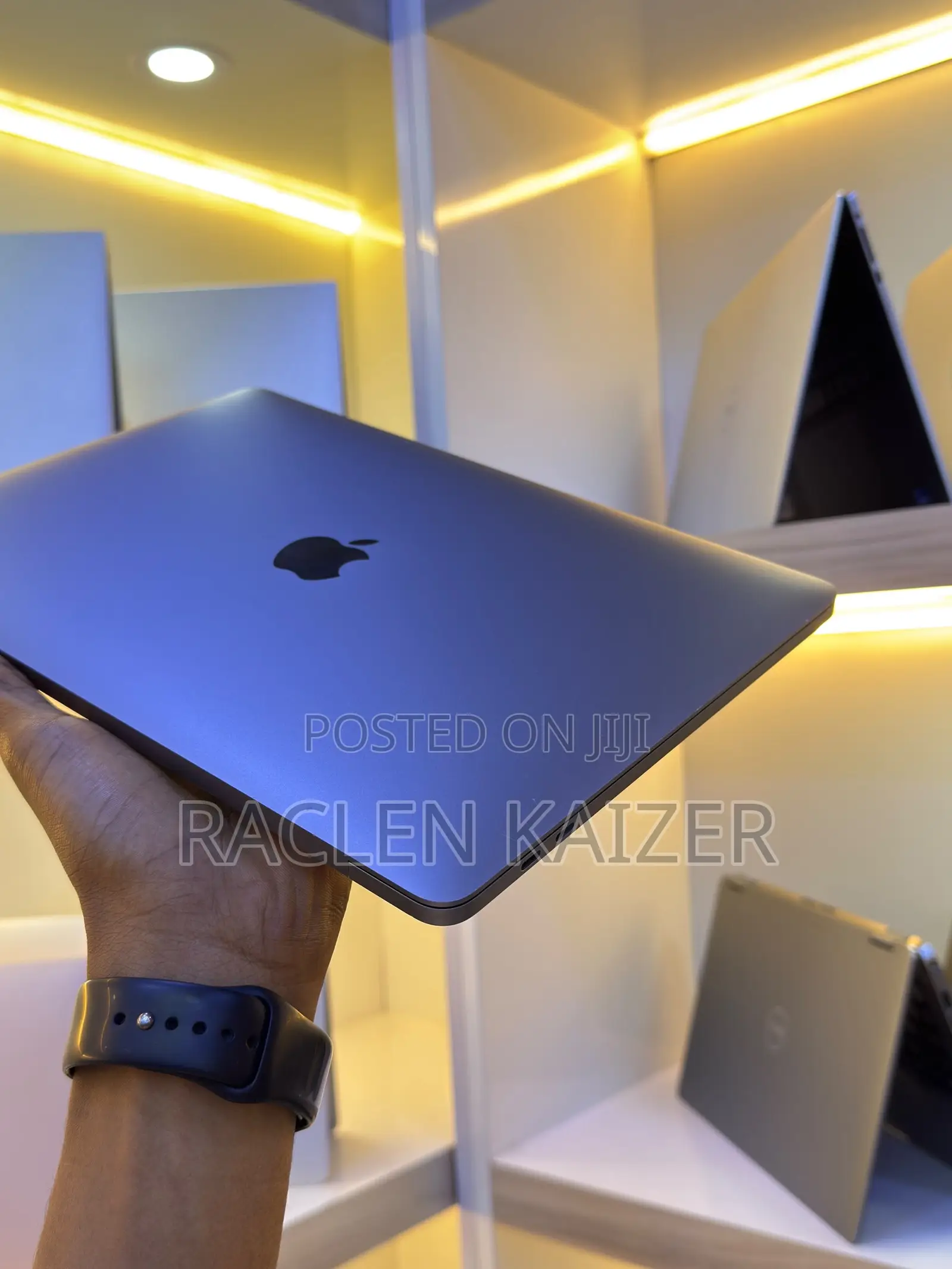 New Laptop Apple MacBook Pro 2019 8GB Intel Core i5 SSD 256GB