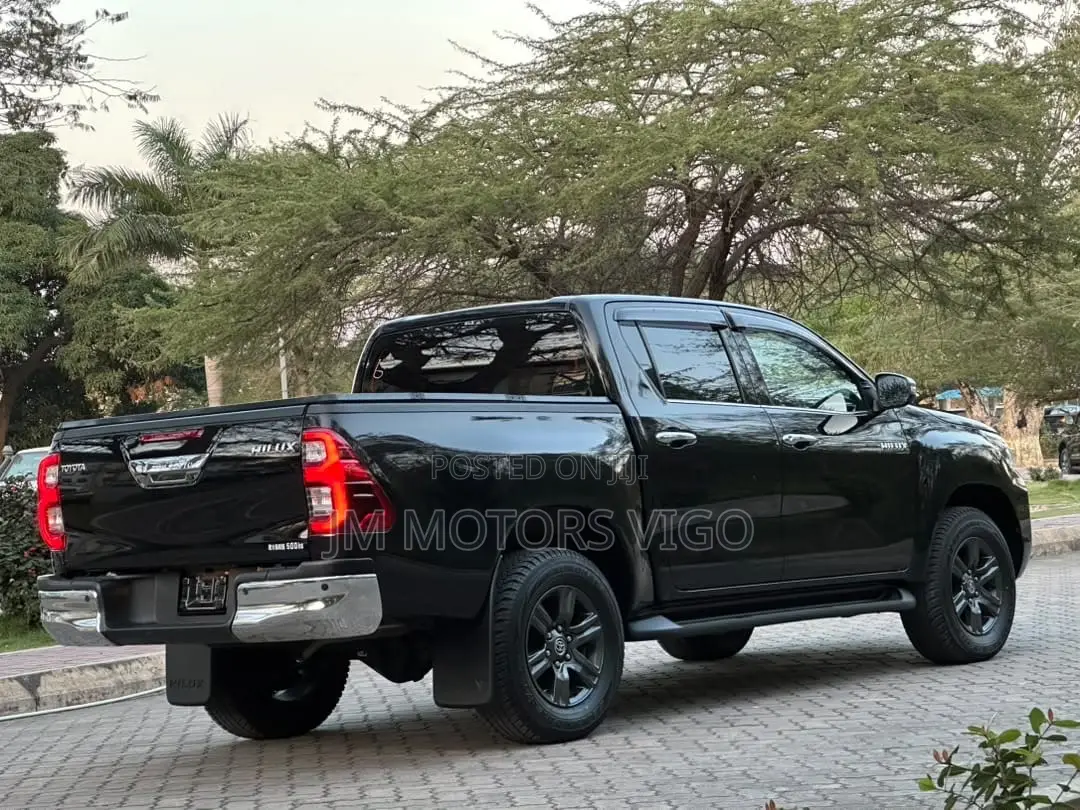 Toyota Hilux 2024 Black