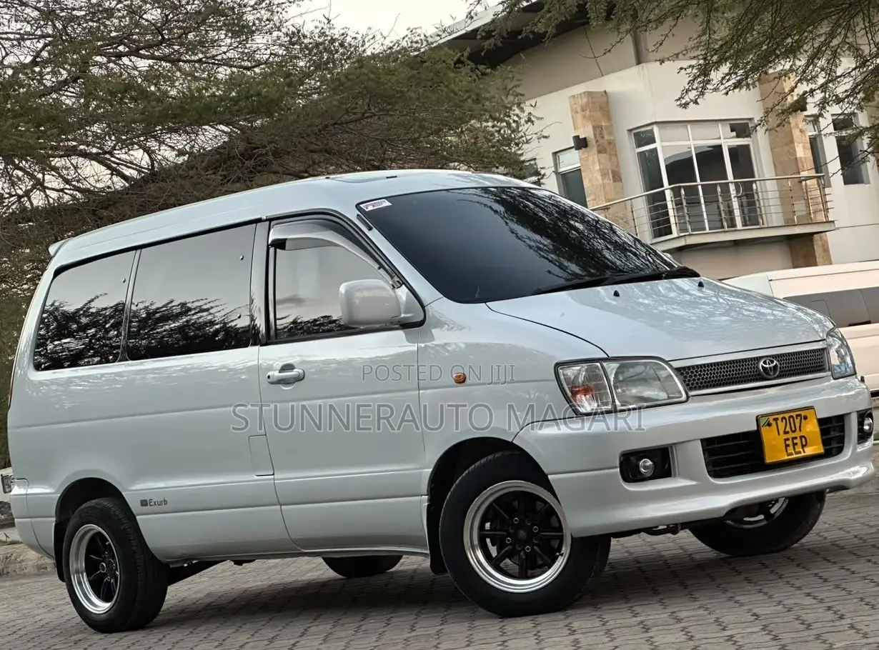 Toyota Noah 2001 White