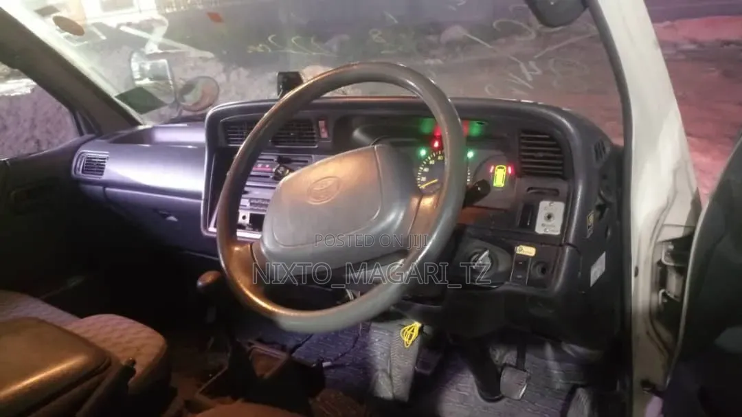 Toyota HiAce 2002 White