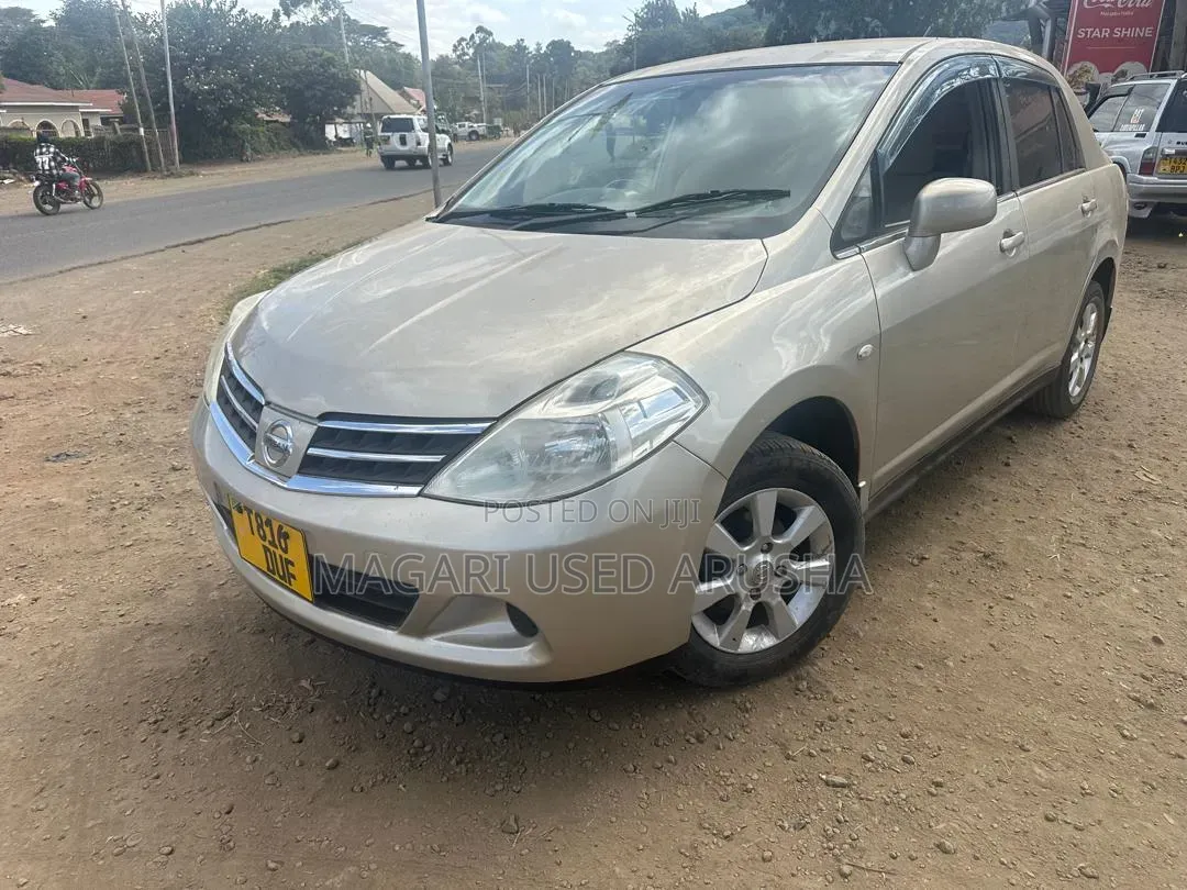 Nissan Tiida 2010 Silver