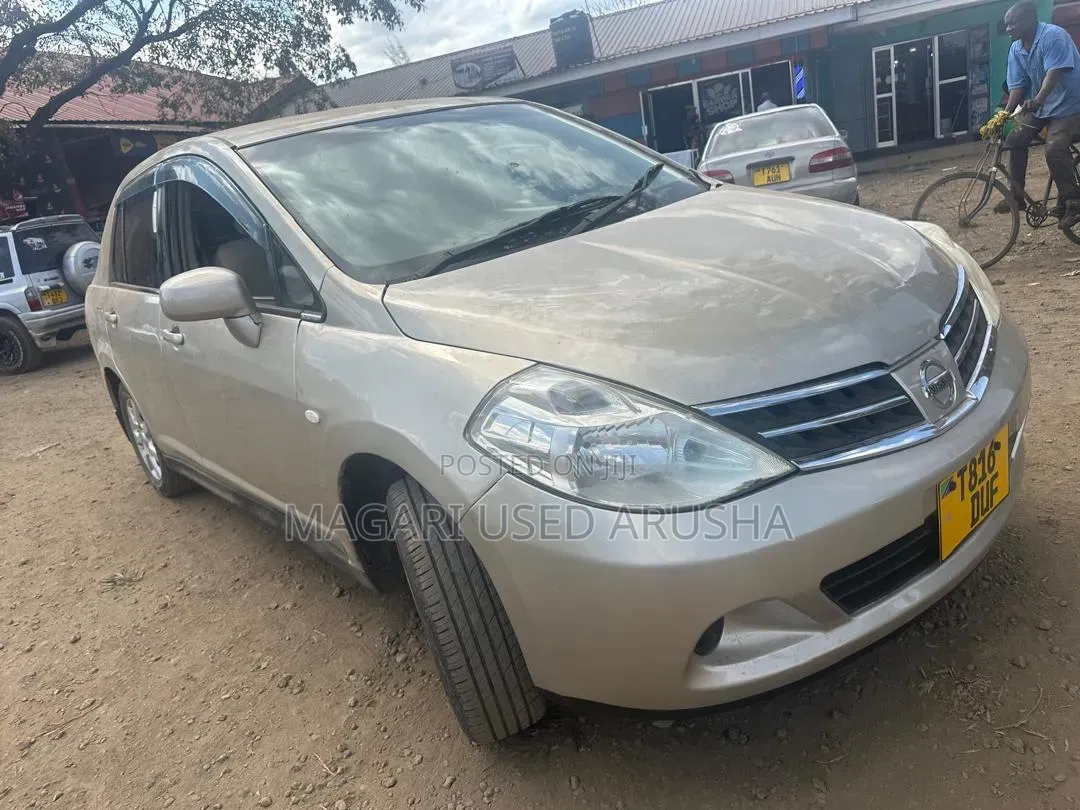 Nissan Tiida 2010 Silver