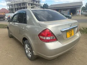 Nissan Tiida 2010 Silver
