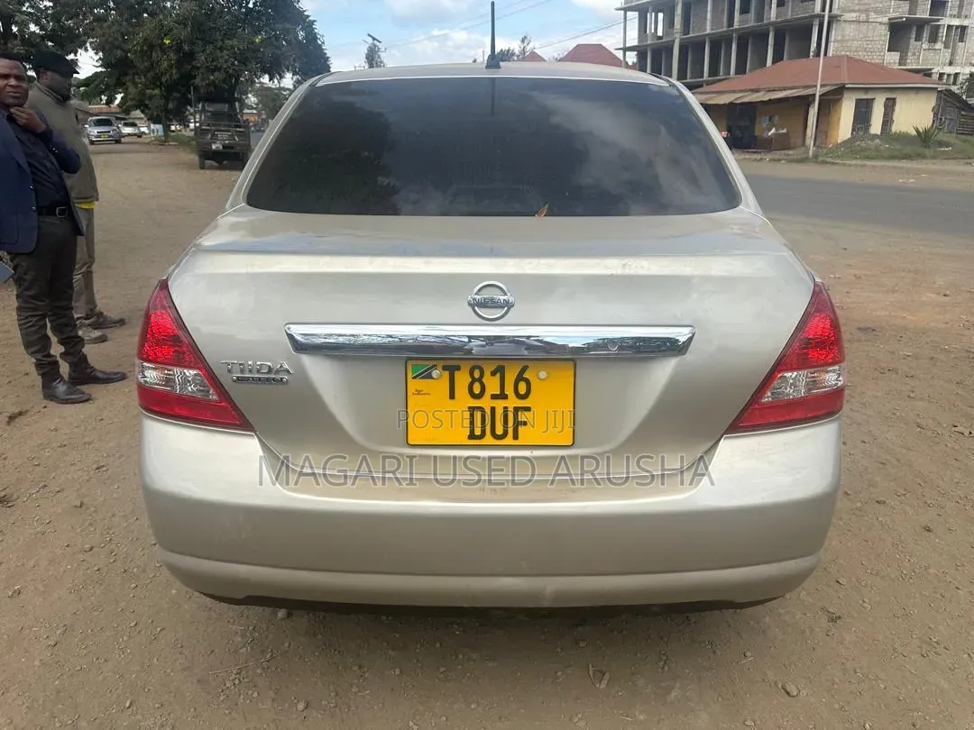 Nissan Tiida 2010 Silver