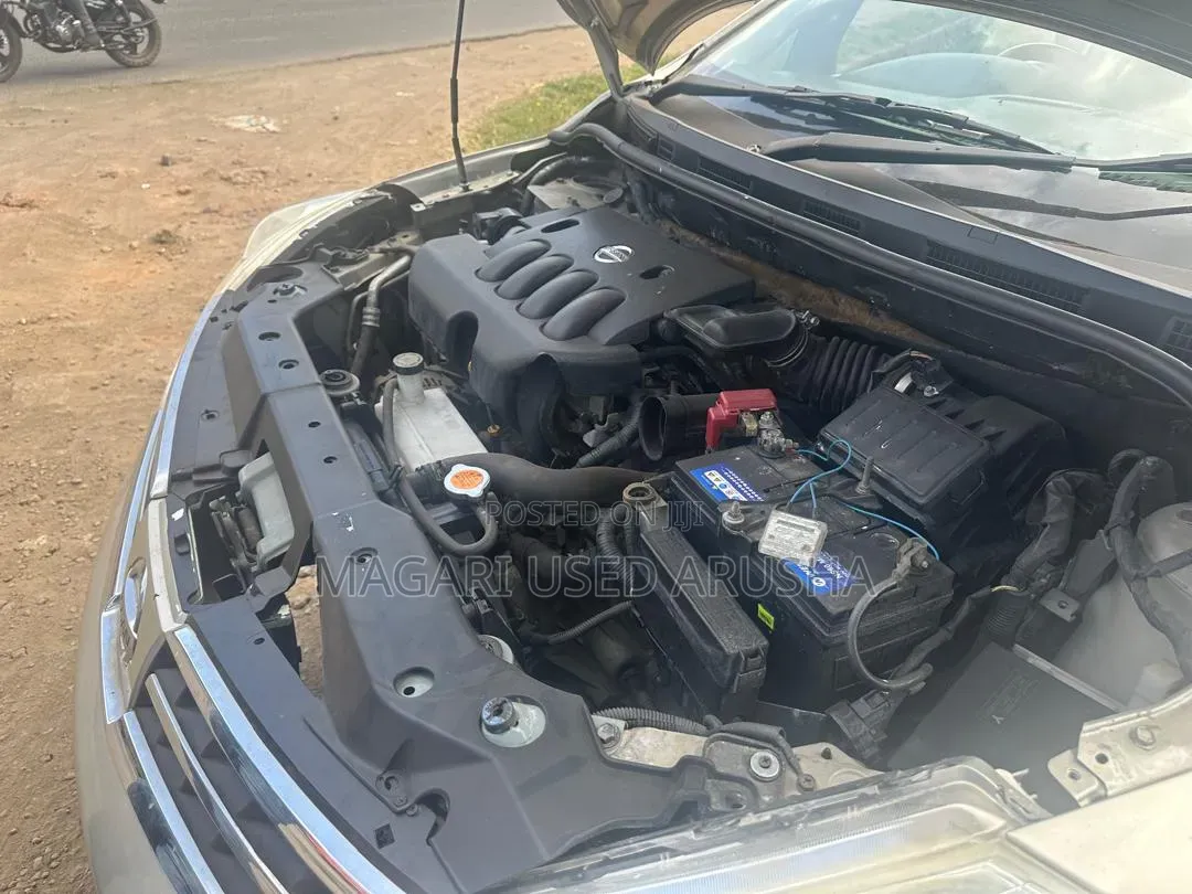 Nissan Tiida 2010 Silver